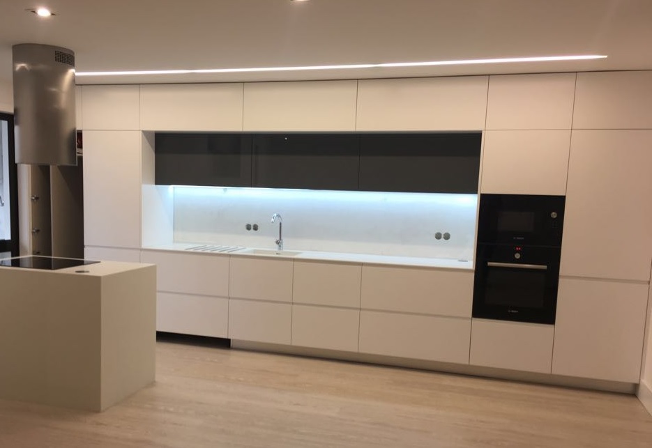 APARTAMENTO NO PORTO, PORTUGAL: PROJETO EM FINALIZAÇÃO DE OBRA E DE MONTAGEM. ACOMPANHE.