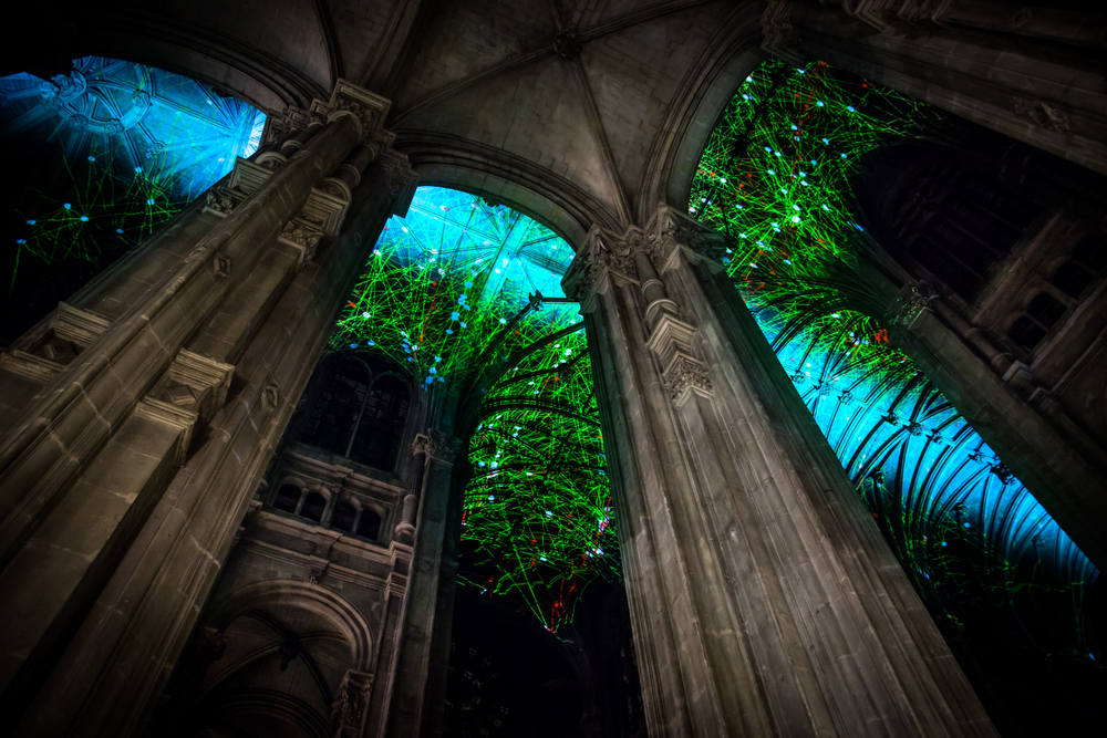 Voûtes Célestes: Miguel Chevalier projeta constelações imaginárias no teto de catedral gótica